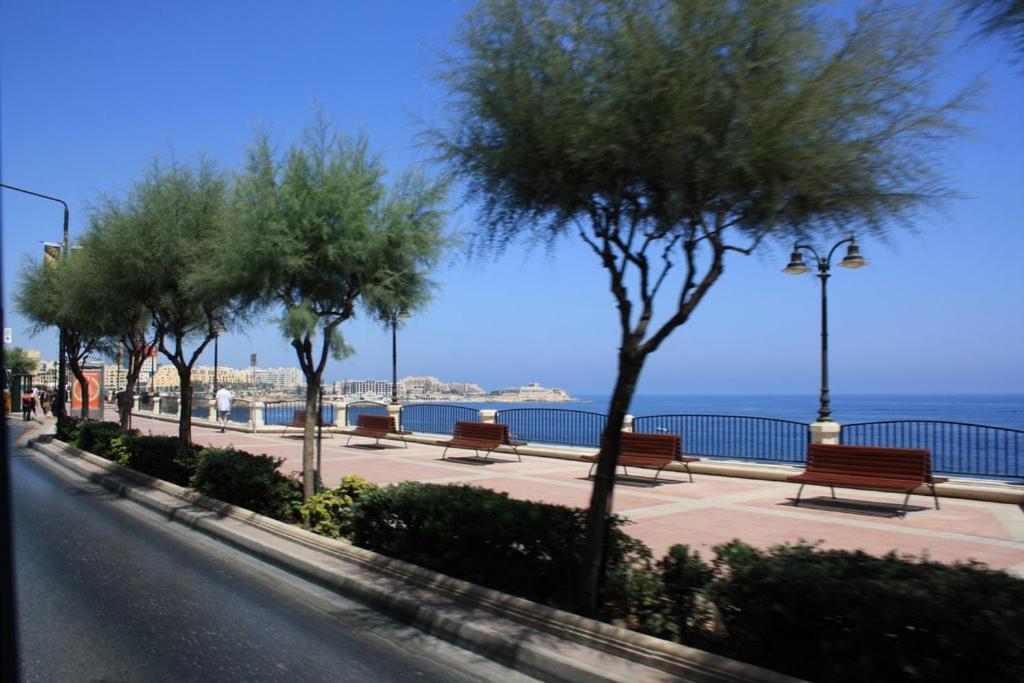 Luxury Apt W/ Side Seaviews And Pool, Top Location Слима Екстериор снимка