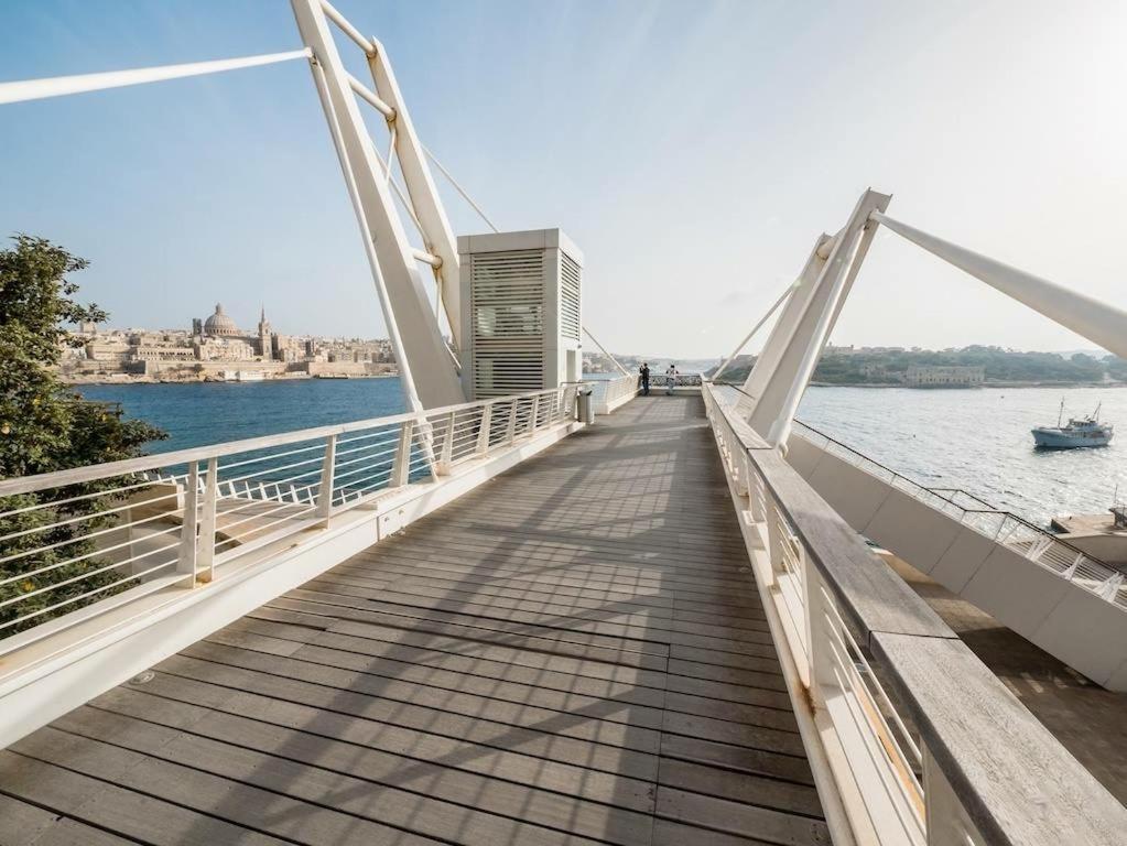 Luxury Apt W/ Side Seaviews And Pool, Top Location Слима Екстериор снимка
